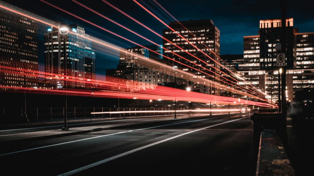 Straße mit Lichtstreifen, die die Geschwindigkeit symbolisieren